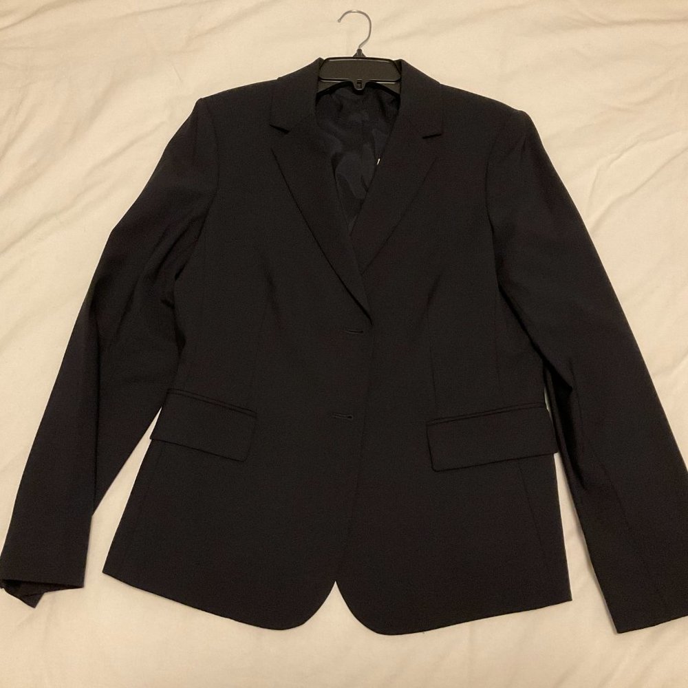 Womens Theory Carissa Blazer and Pants Suit in Navy, Size 12. NWT